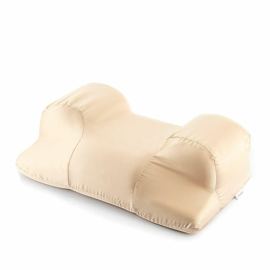 Almohada cervical beige de satén Youthlow InnovaGoods, ergonómica para reducir arrugas y cuidar el cabello.