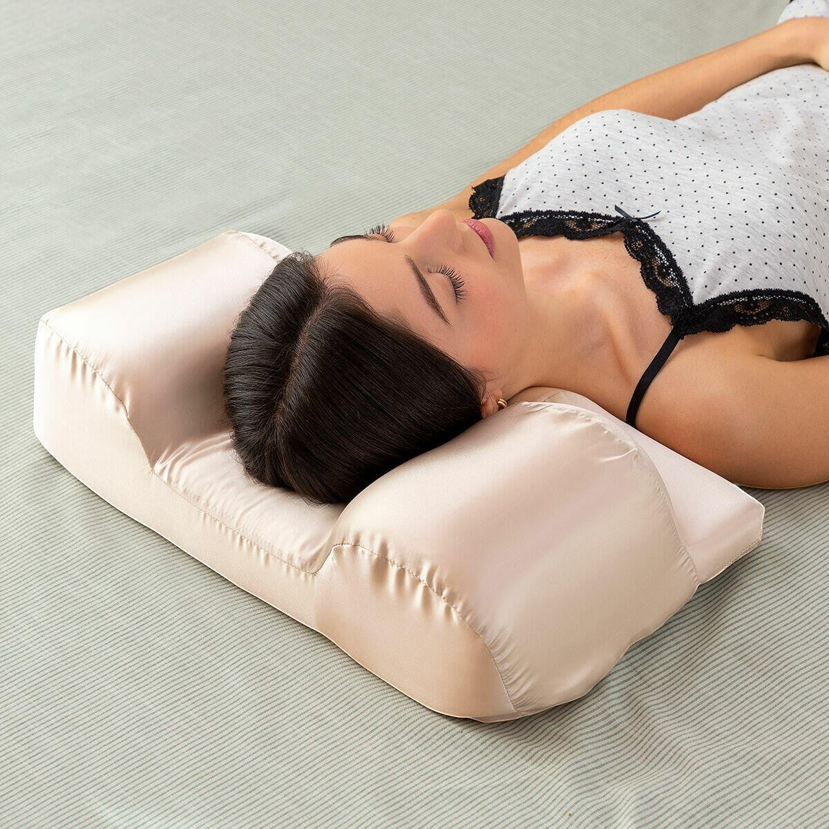 Almohada cervical beige de satén Youthlow InnovaGoods con funda extraíble, ideal para prevenir arrugas y encrespamiento.